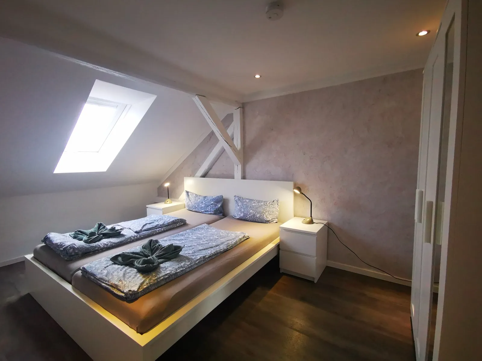 Modern eingerichtetes Monteurszimmer mit Doppelbetten in Zwickau